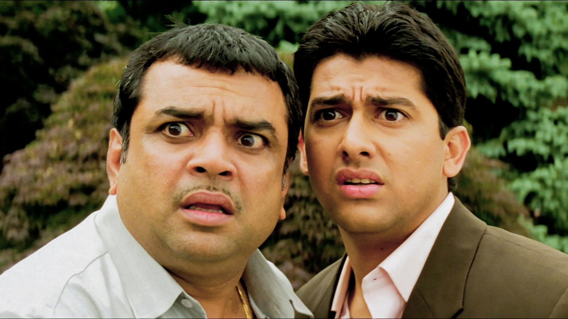 Awara Paagal Deewana Background