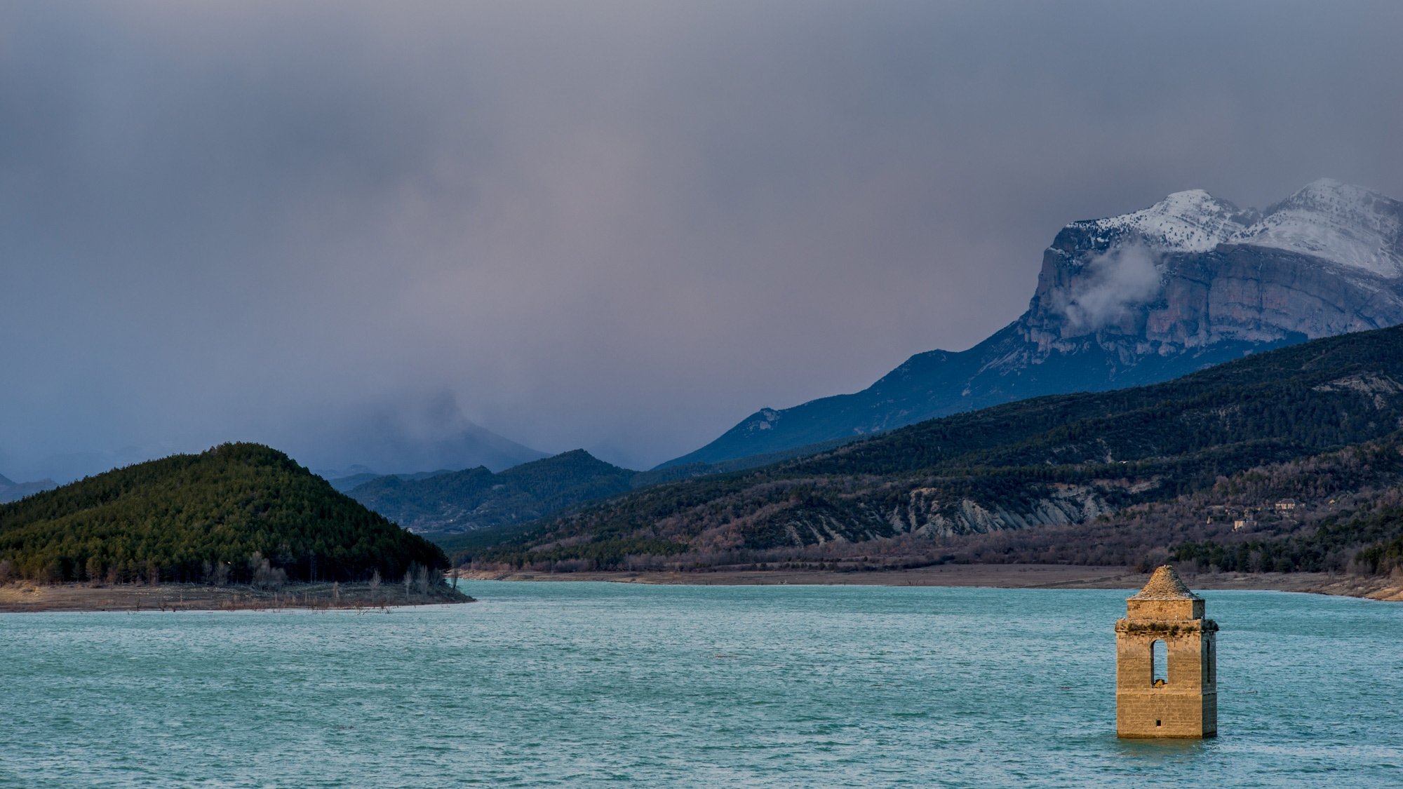 Montañas en Armonía Background
