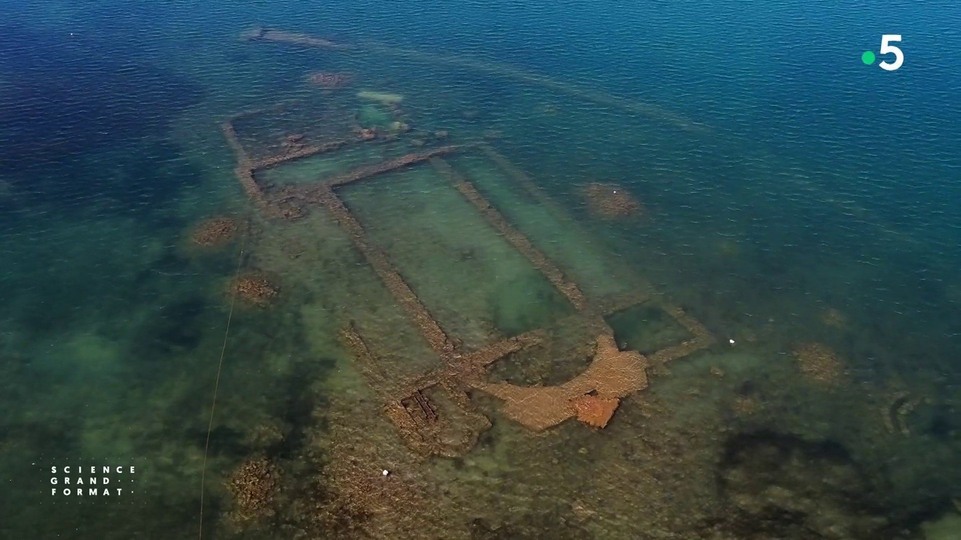 Iznik, les mystères de la basilique engloutie Background