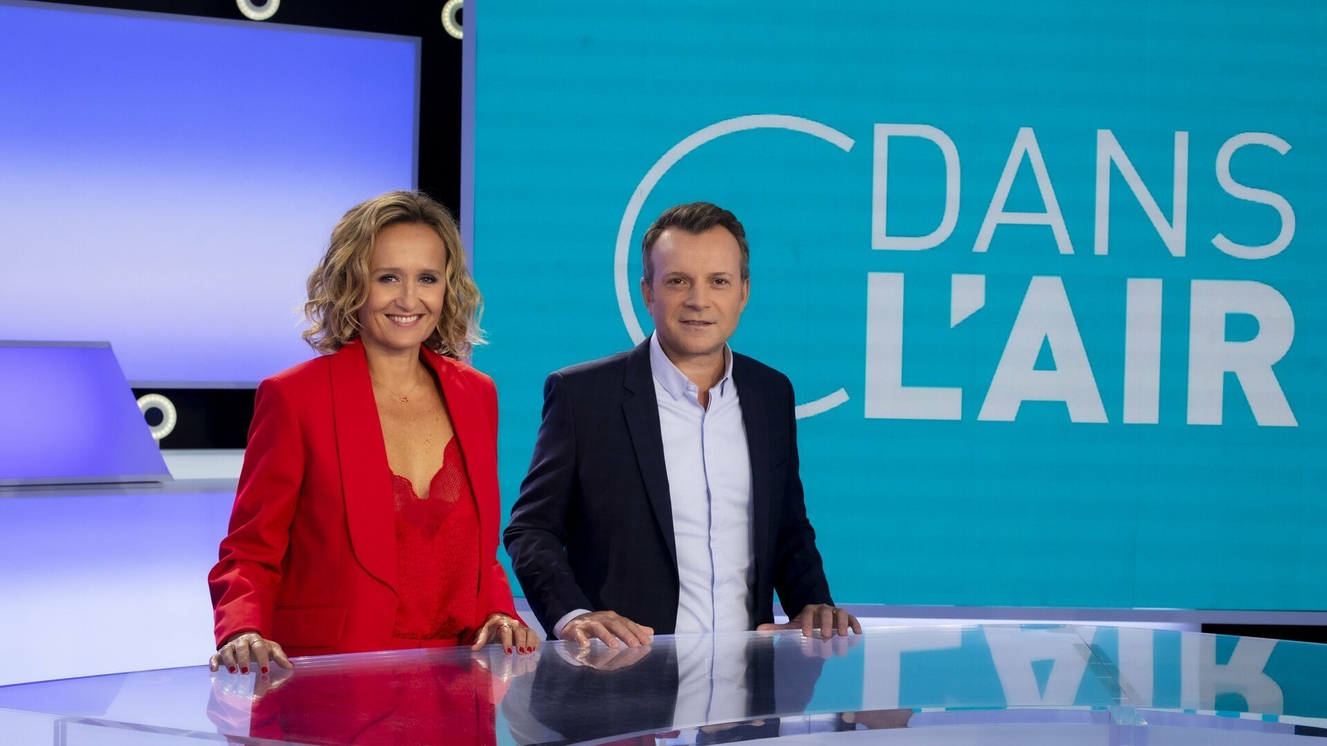 C dans l'air Background