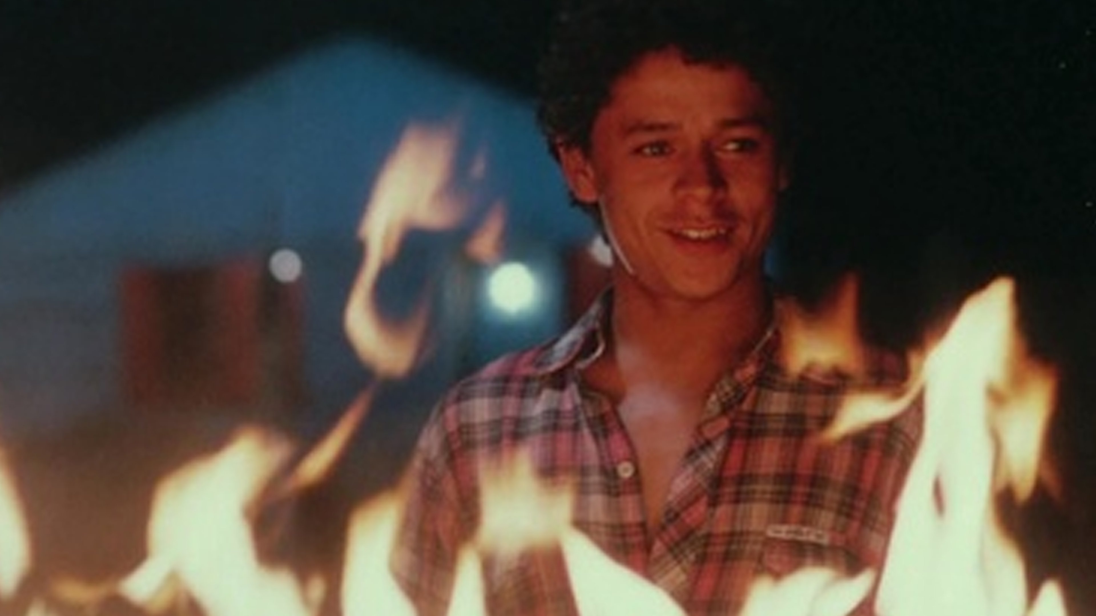 Historias Breves I: Ojos de fuego Background
