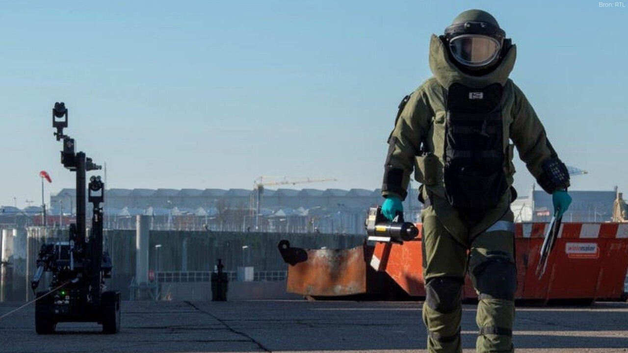 E.O.D.: Explosieven Opruimings Dienst Background