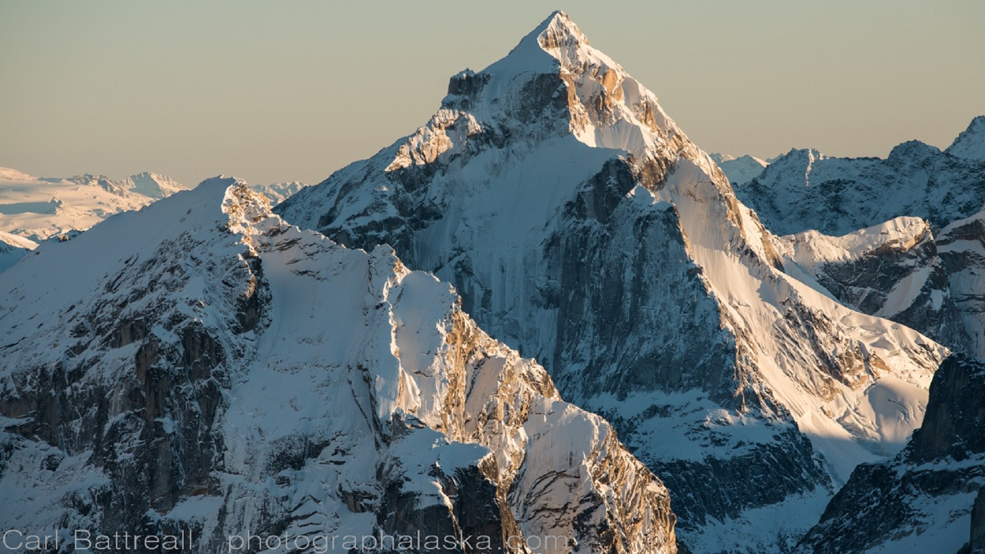 Le montagne non finiscono la Background
