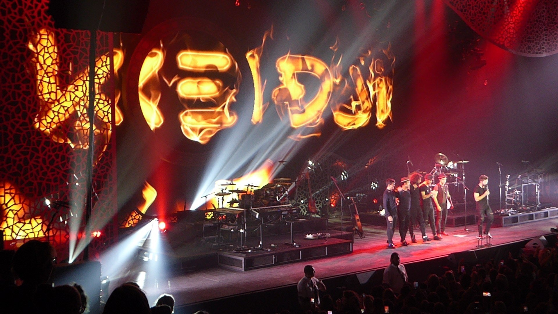 Kendji Girac : Basique, le concert Background