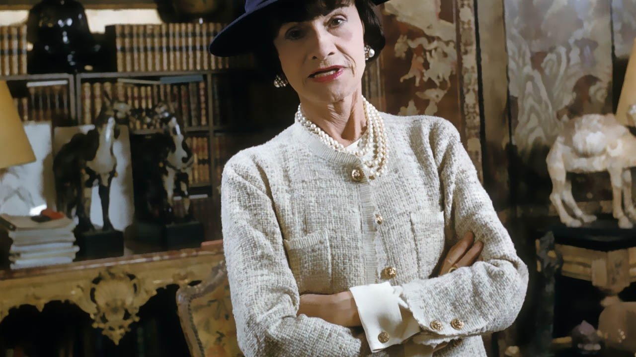Coco Chanel's battles Background