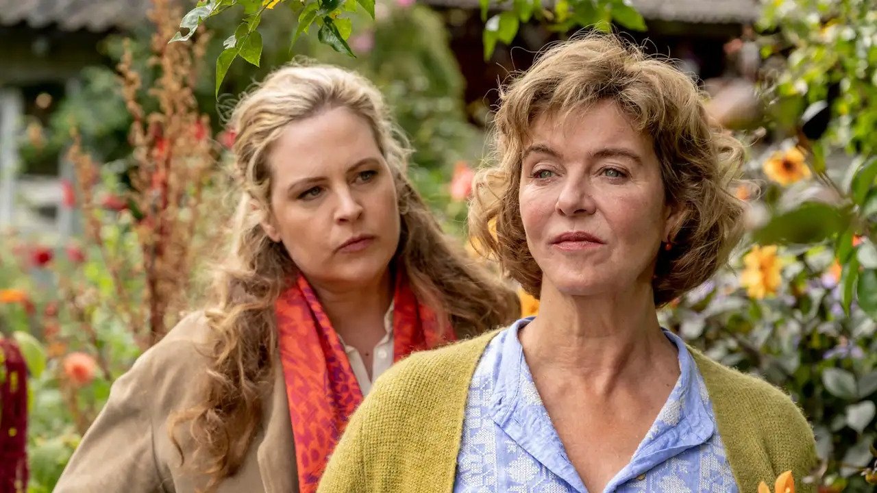 Meine Mutter gibt es doppelt Background