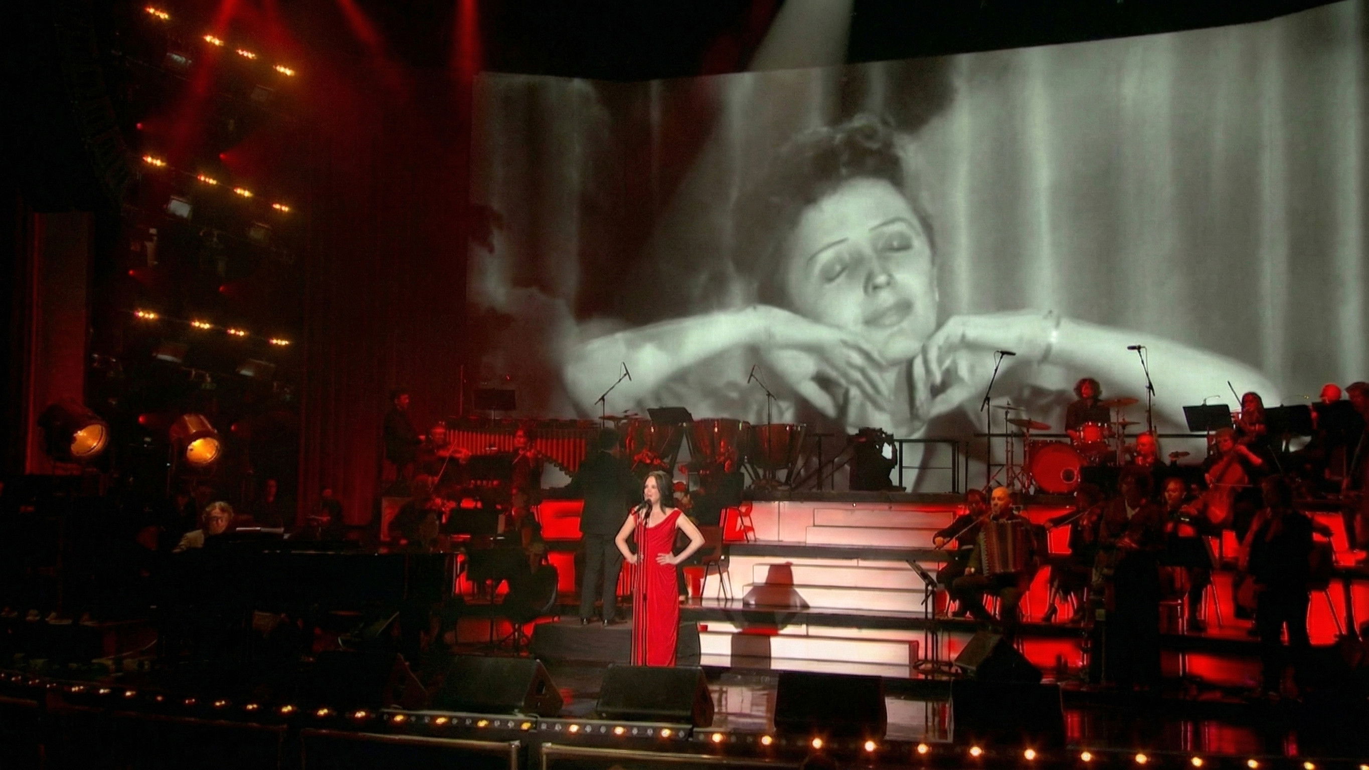 Piaf: Hymnes à la Môme Background