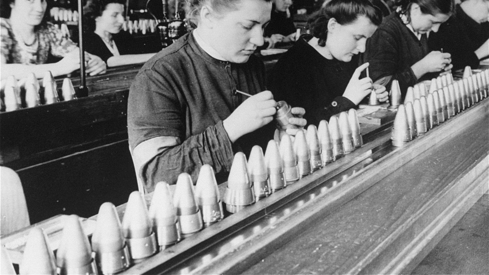 Unter Deutschen - Zwangsarbeit im NS-Staat Background