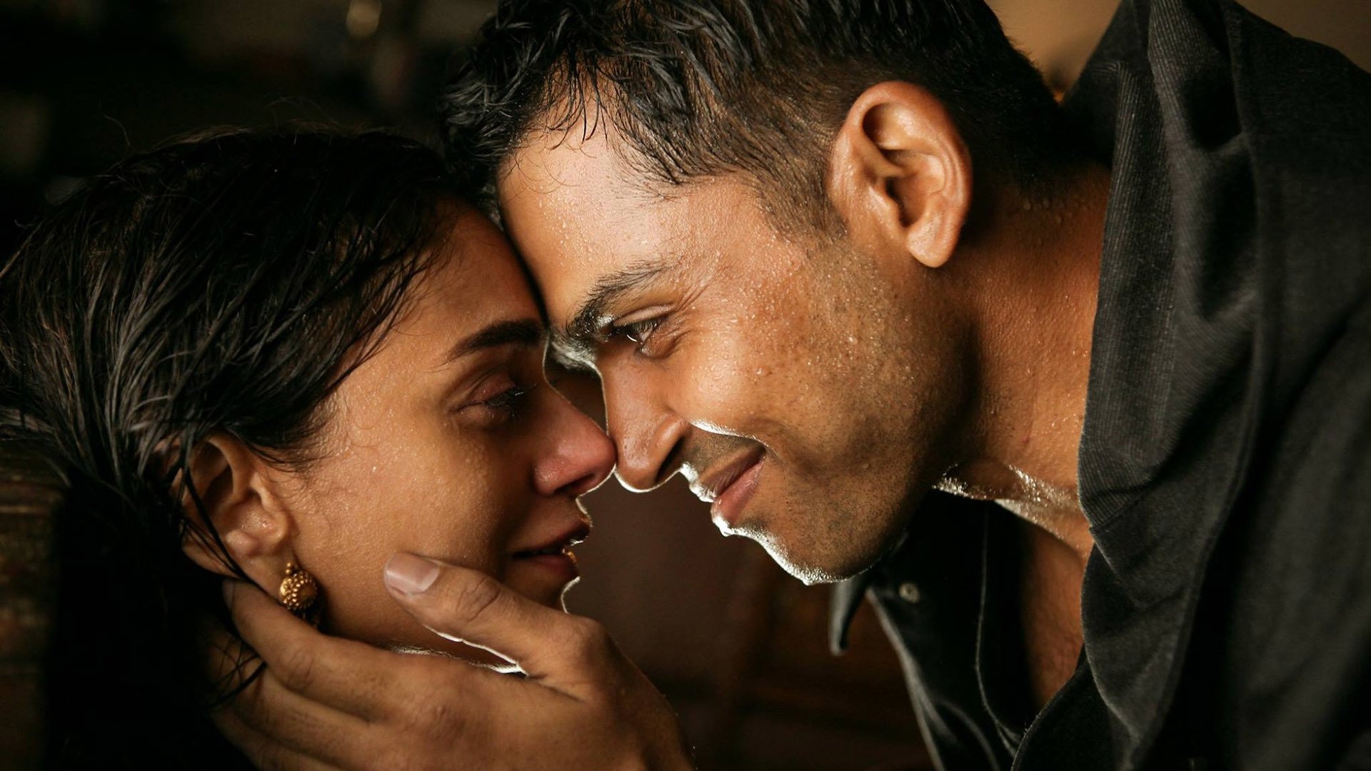 Kaatru Veliyidai Background