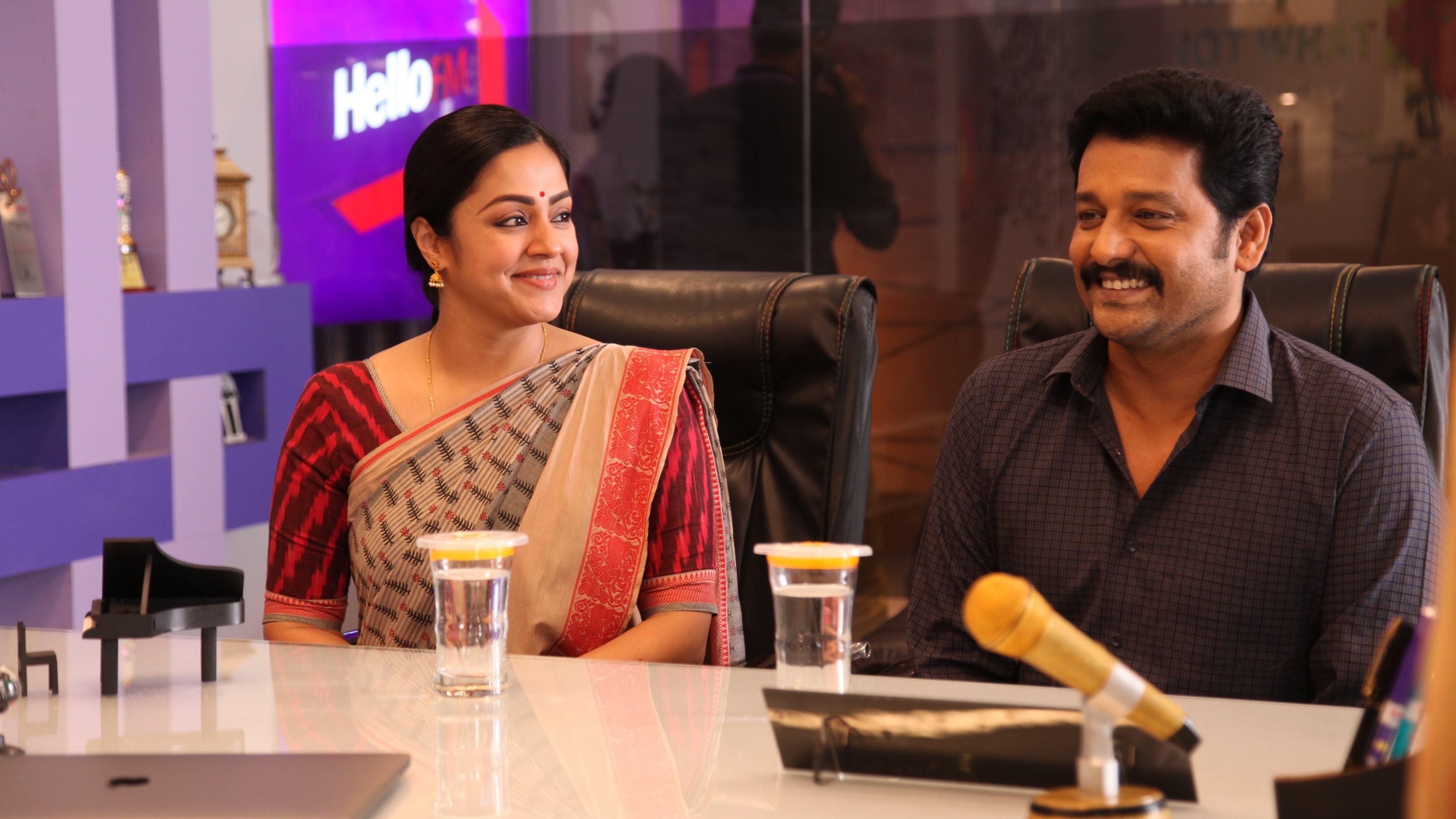 Kaatrin Mozhi Background