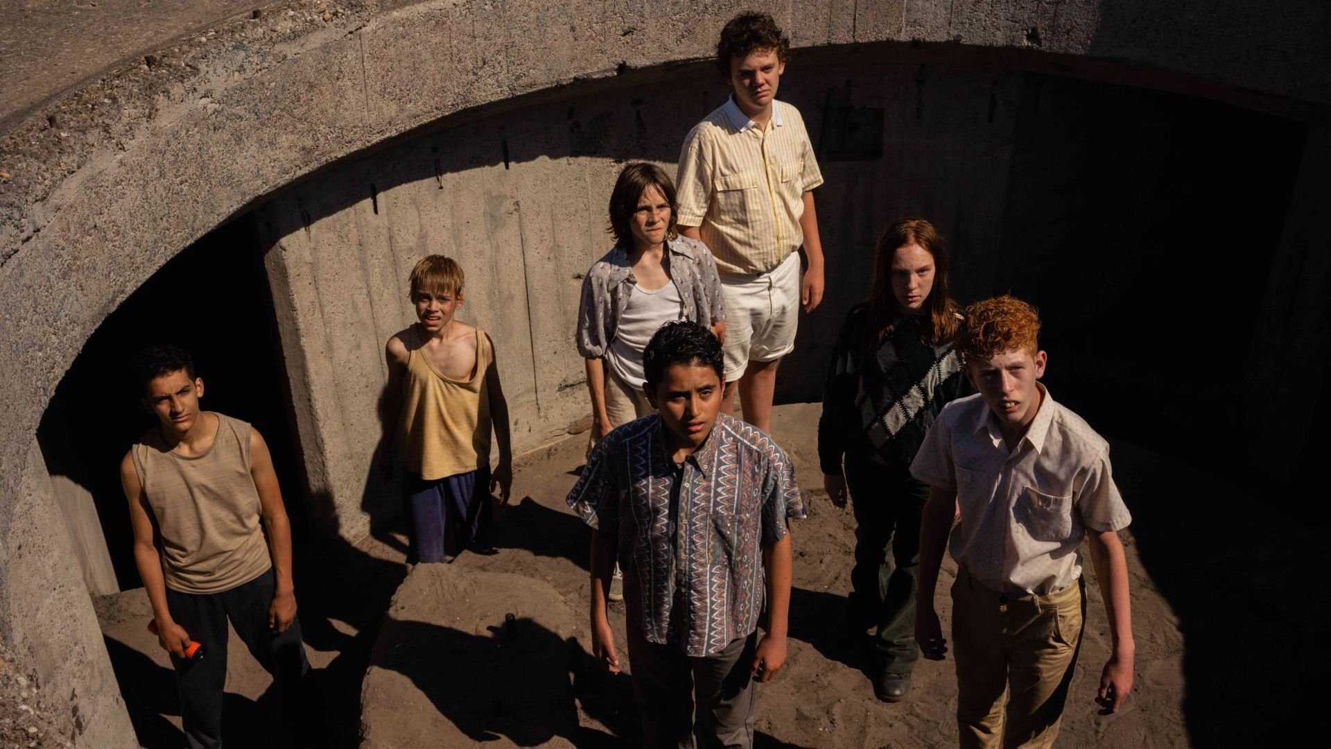 Zeven Kleine Criminelen Background