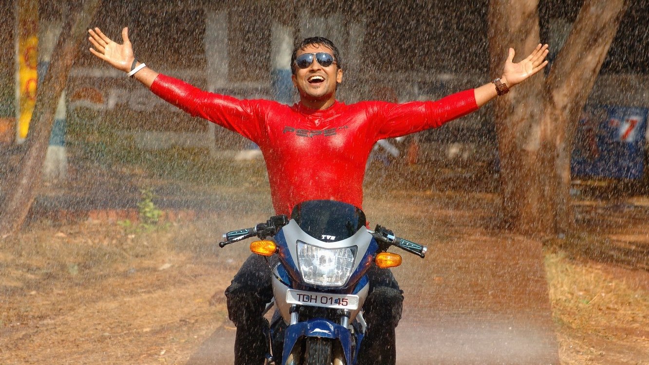Sillunu Oru Kaadhal Background