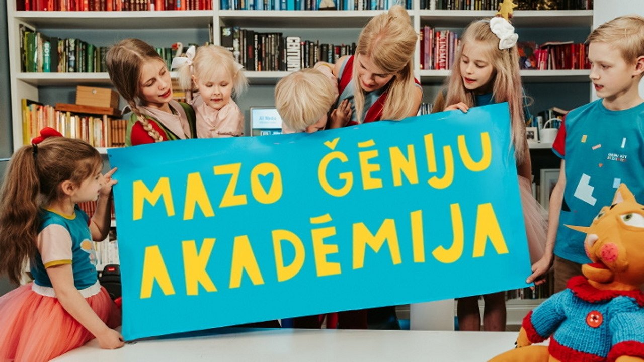 Mazo ģēniju akadēmija Background