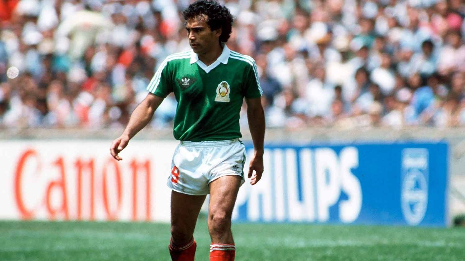 Hugo Sánchez Background
