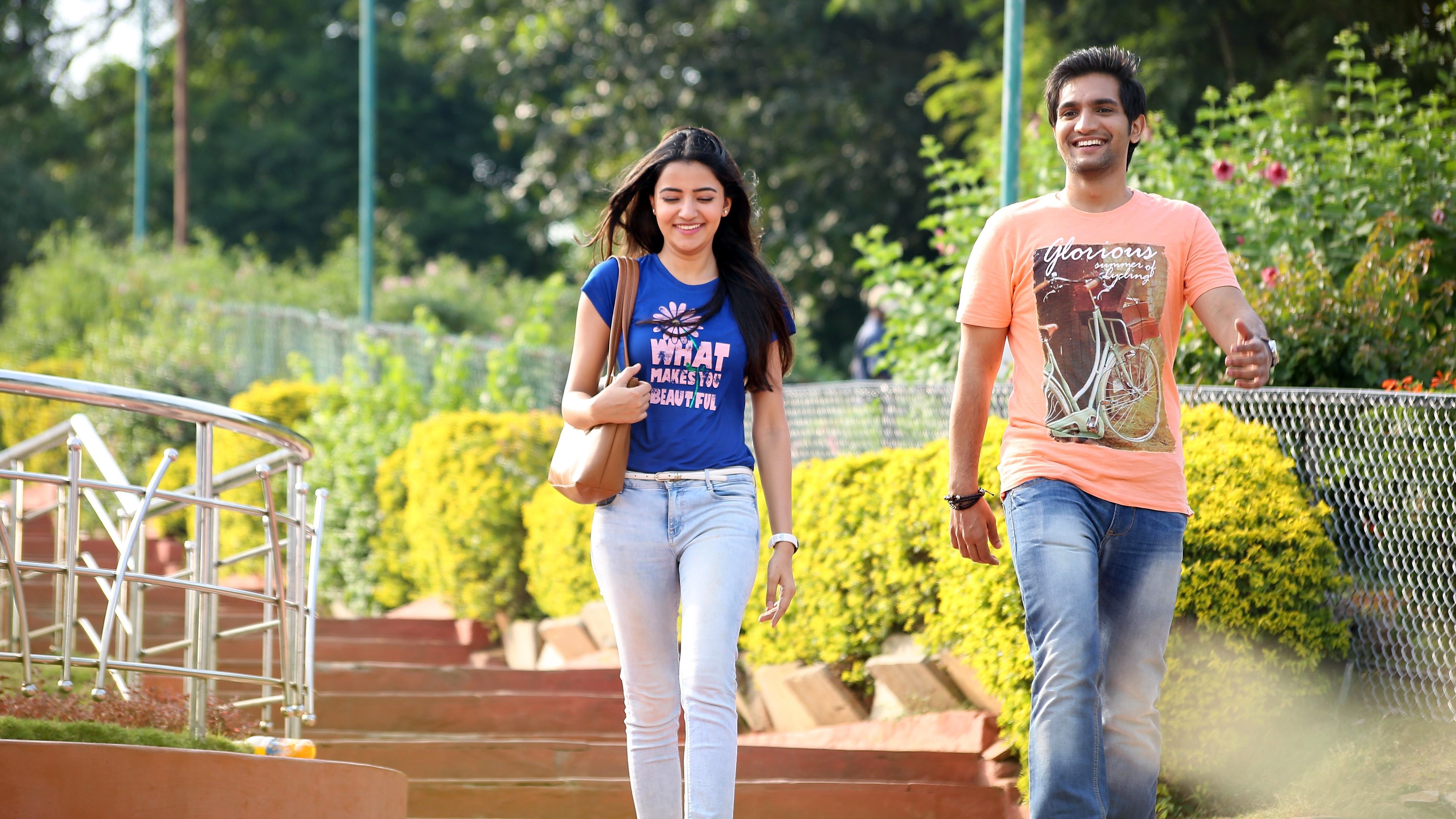 Aakatayi Background