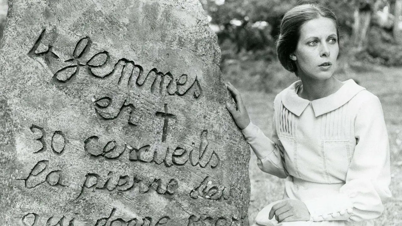 L'Île aux trente cercueils Background