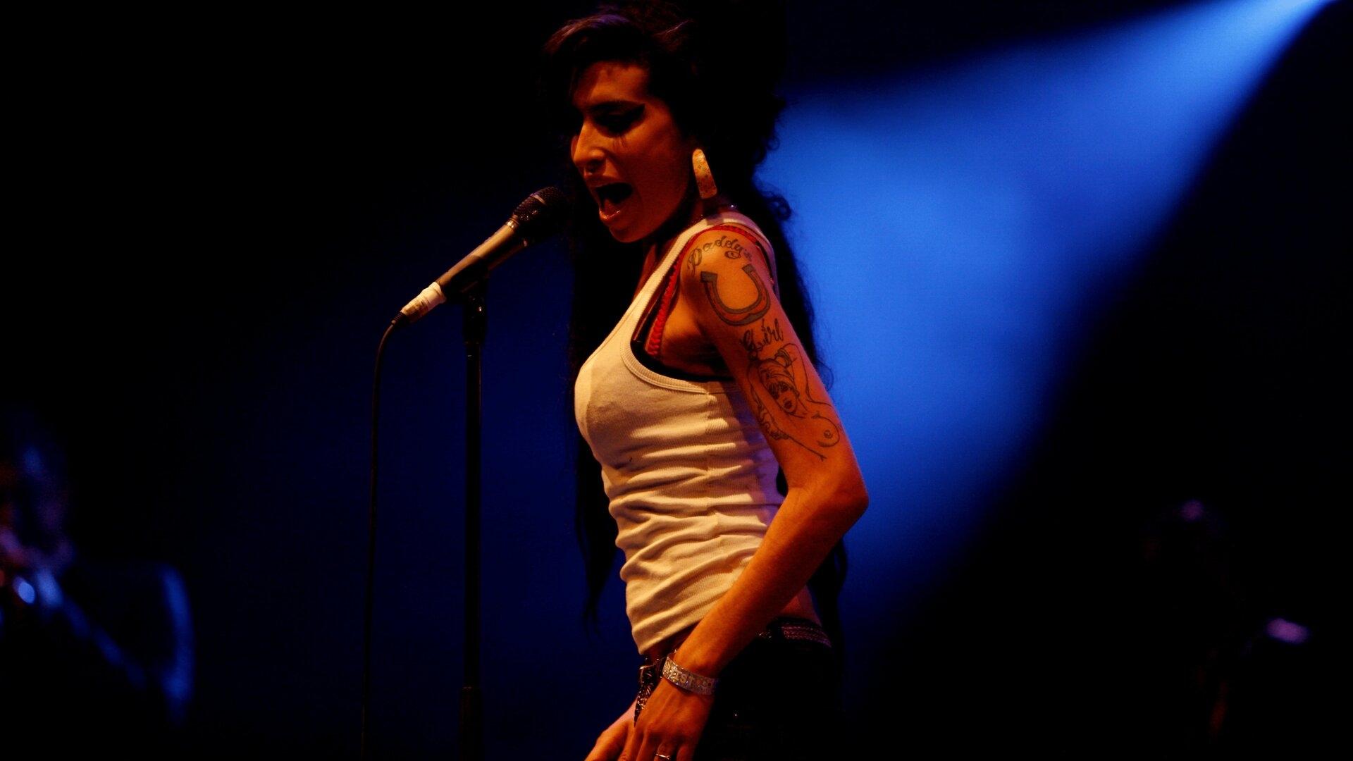 Amy Winehouse - Live at Les Eurockeennes de Belfort Background
