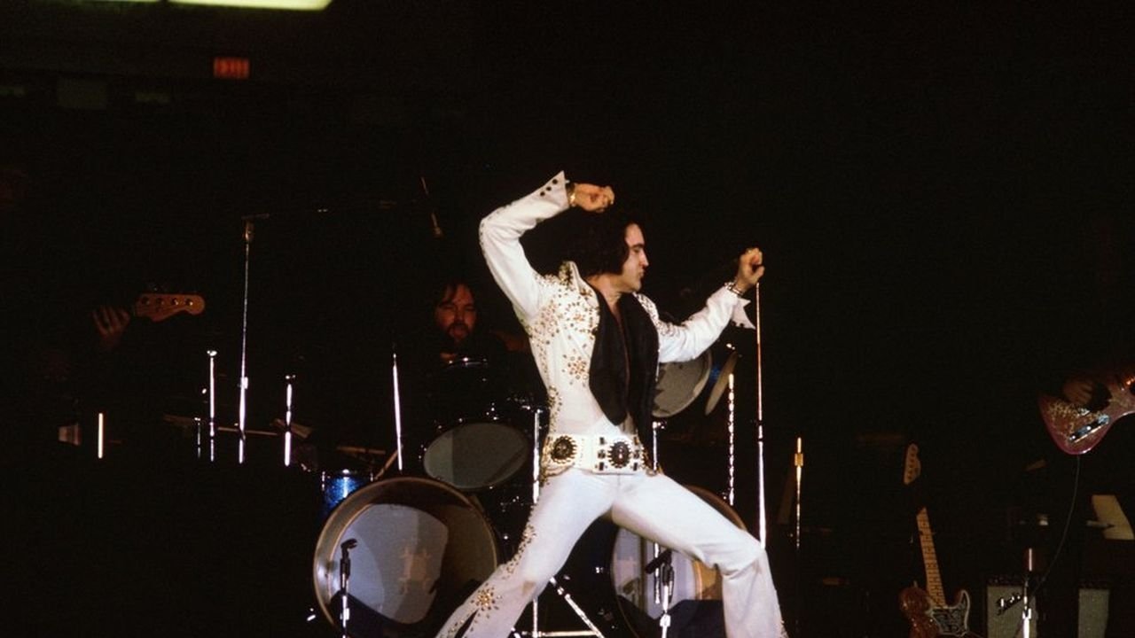 Elvis on Tour Background