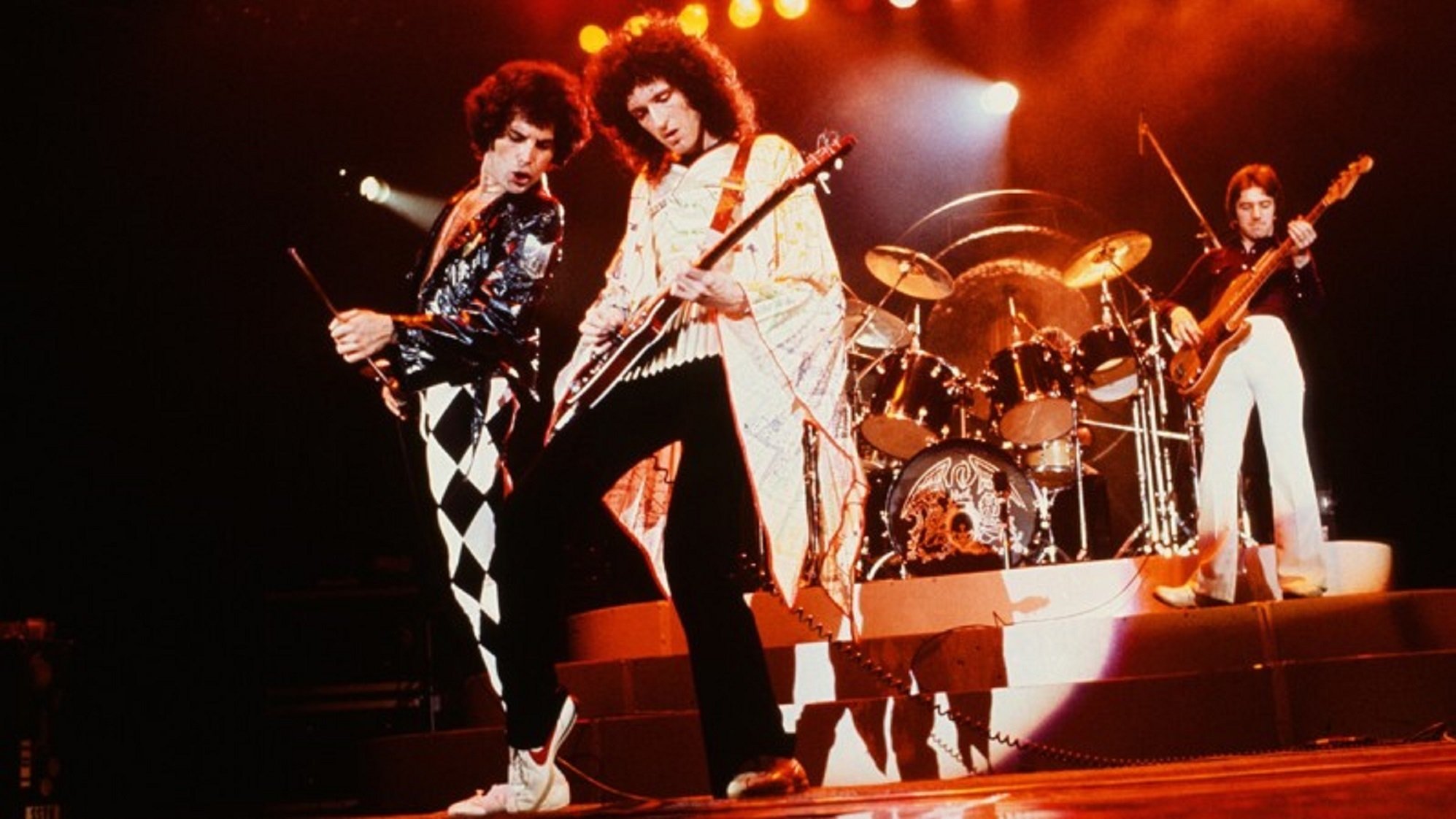 Queen: Rock the World Background