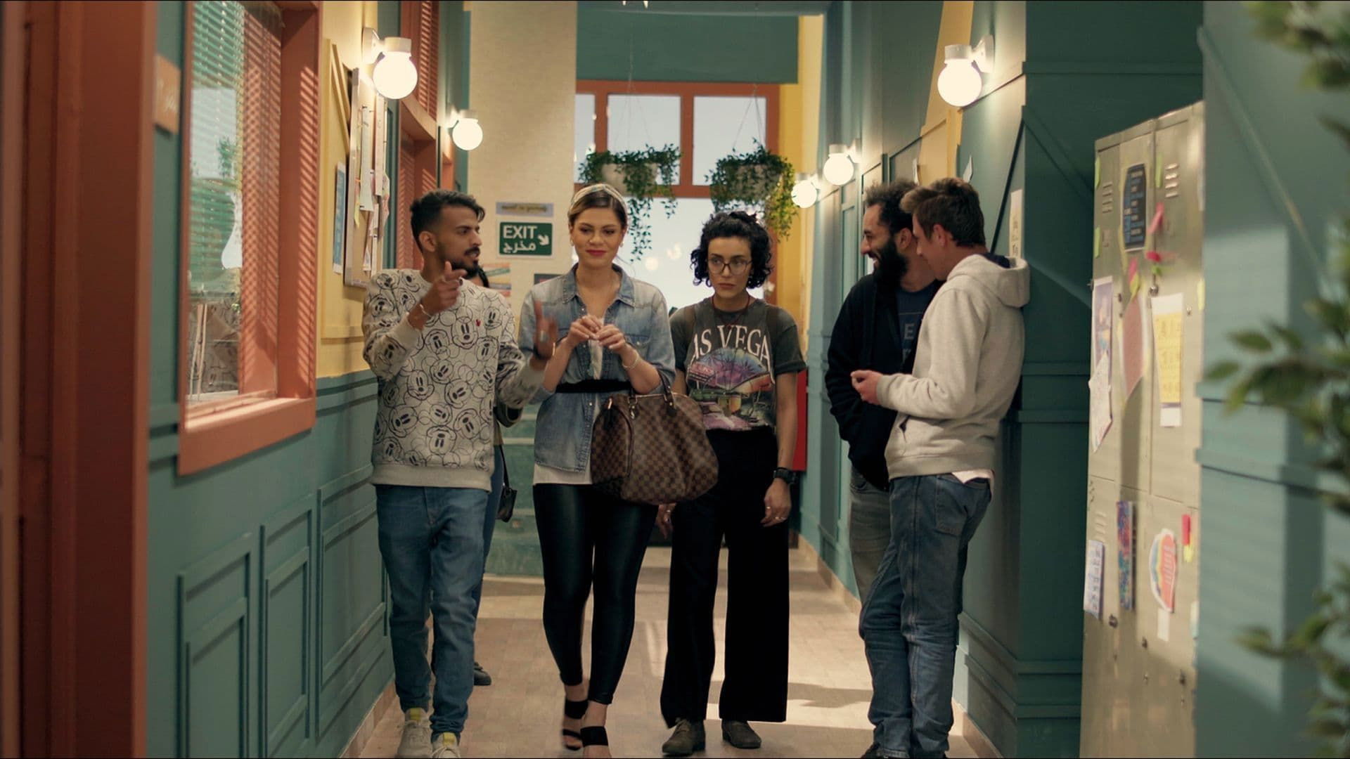 هنا الأرض Background