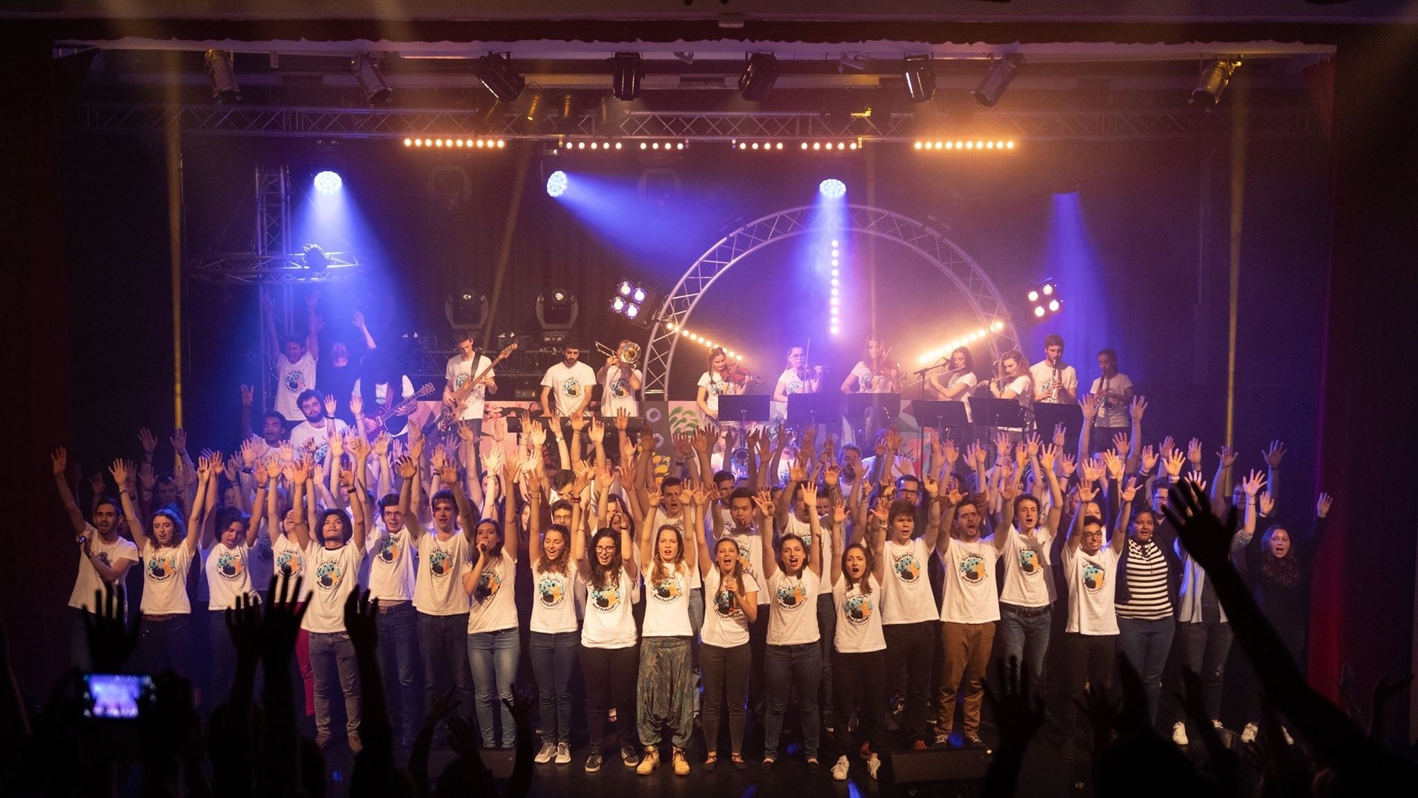 Les Enfoiros, quel festival ! Background