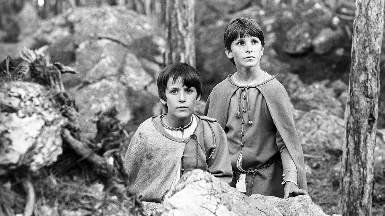 Mio in the Land of Faraway Background