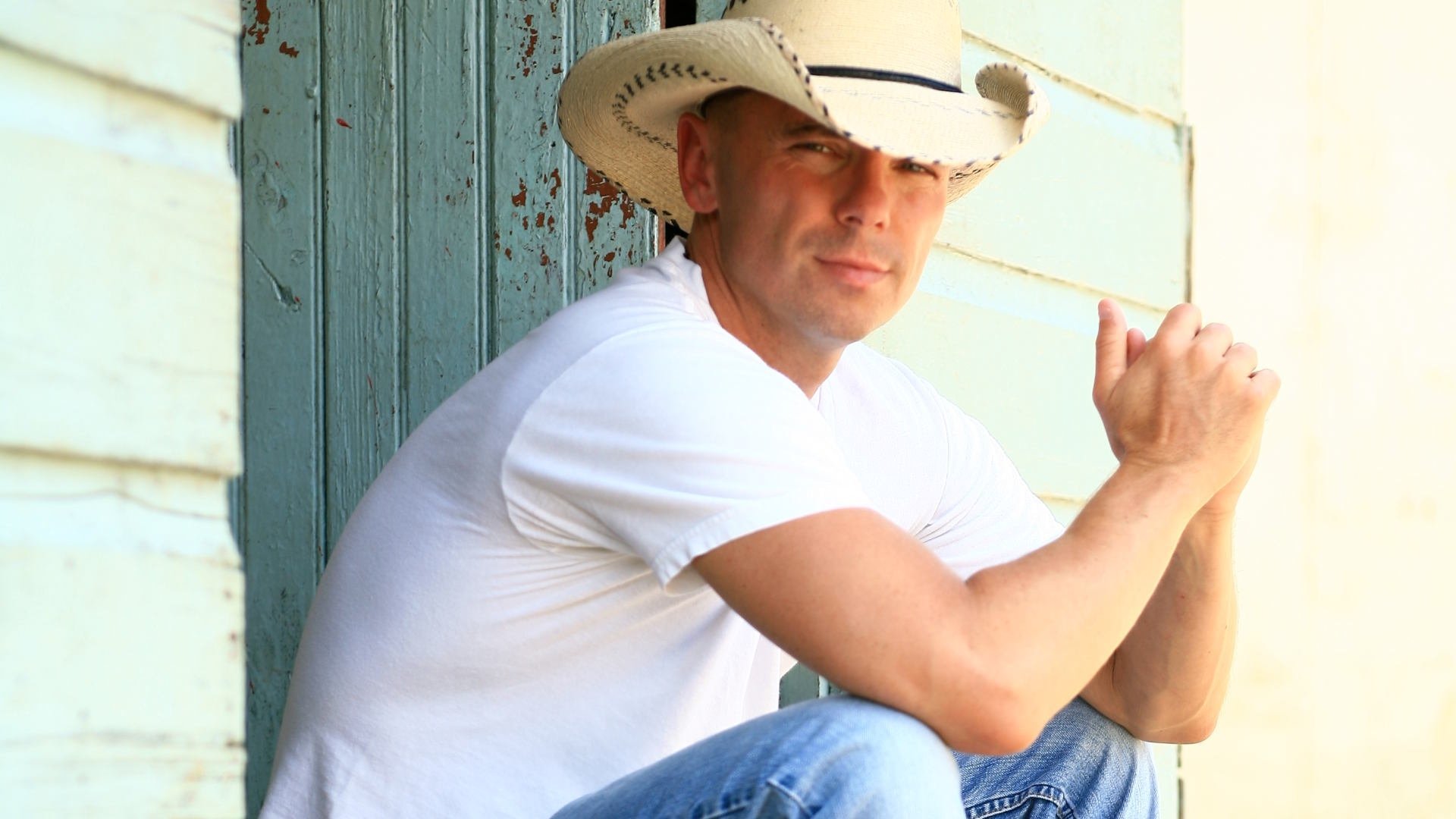 Kenny Chesney: Making Of Welcome To The Fishbowl Background