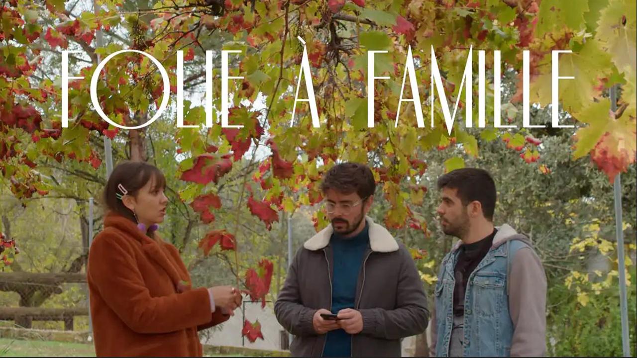 Folie à Famille Background
