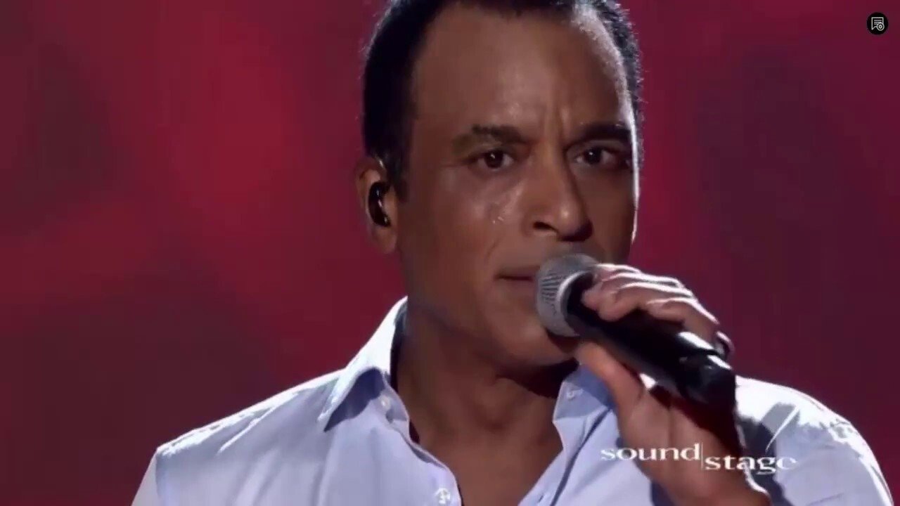 Jon Secada: Live On Sound Stage Background