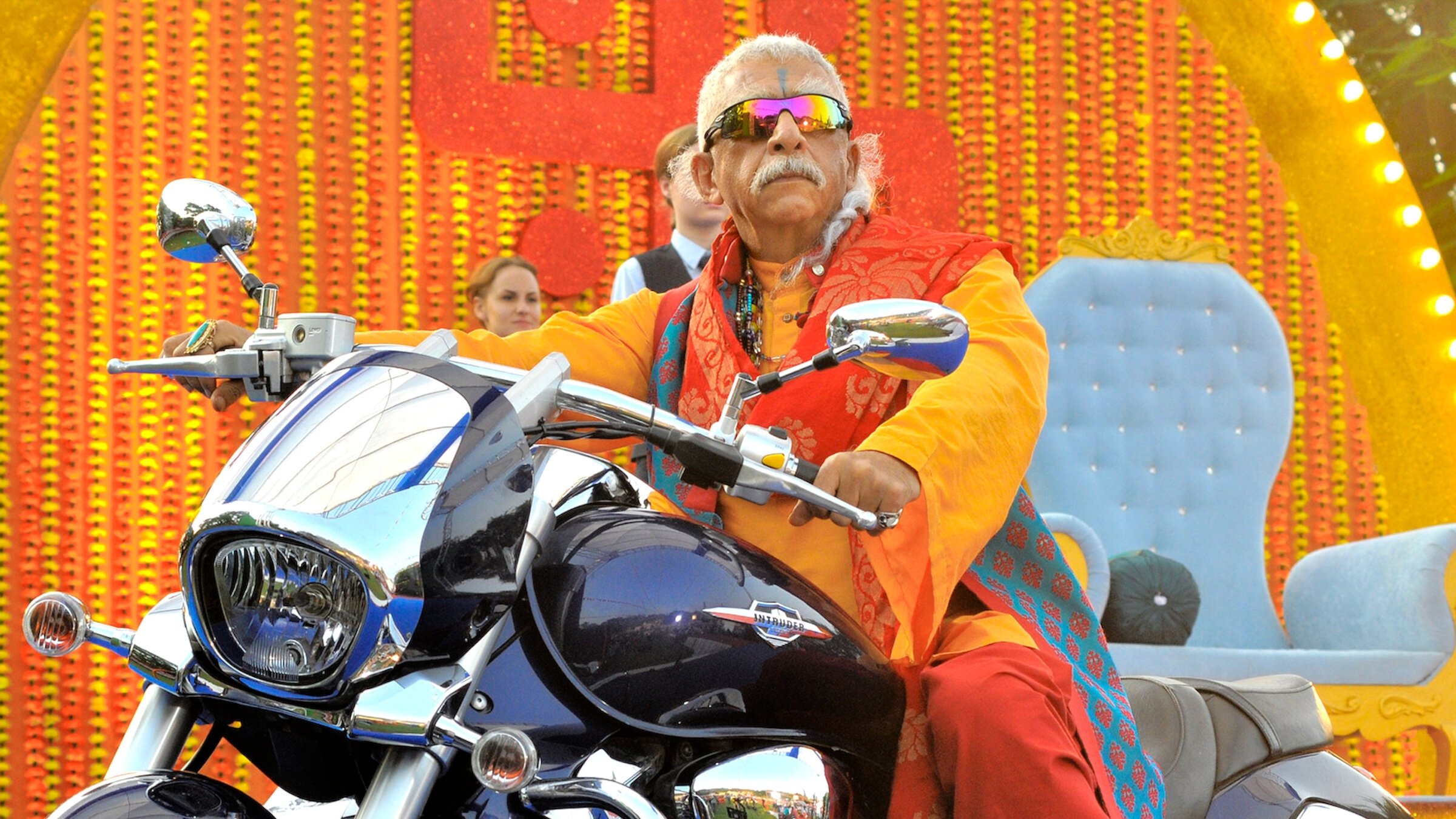 Dharam Sankat Mein Background