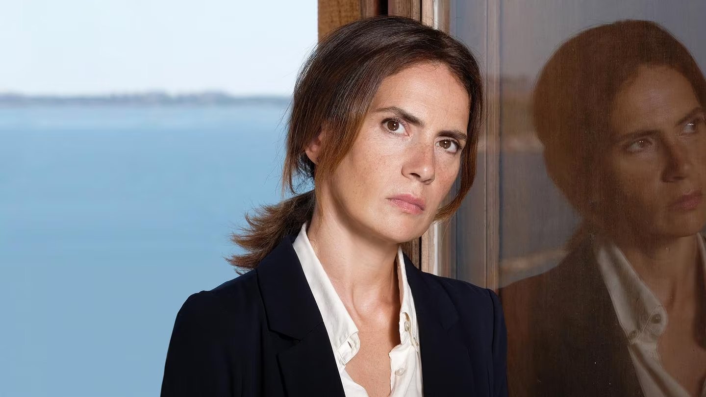 Sei donne - Il mistero di Leila Background