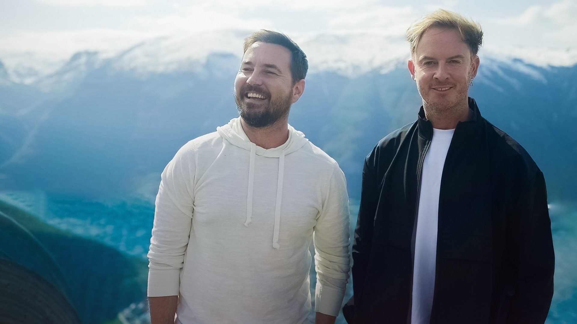 Martin Compston's Norwegian Fling Background