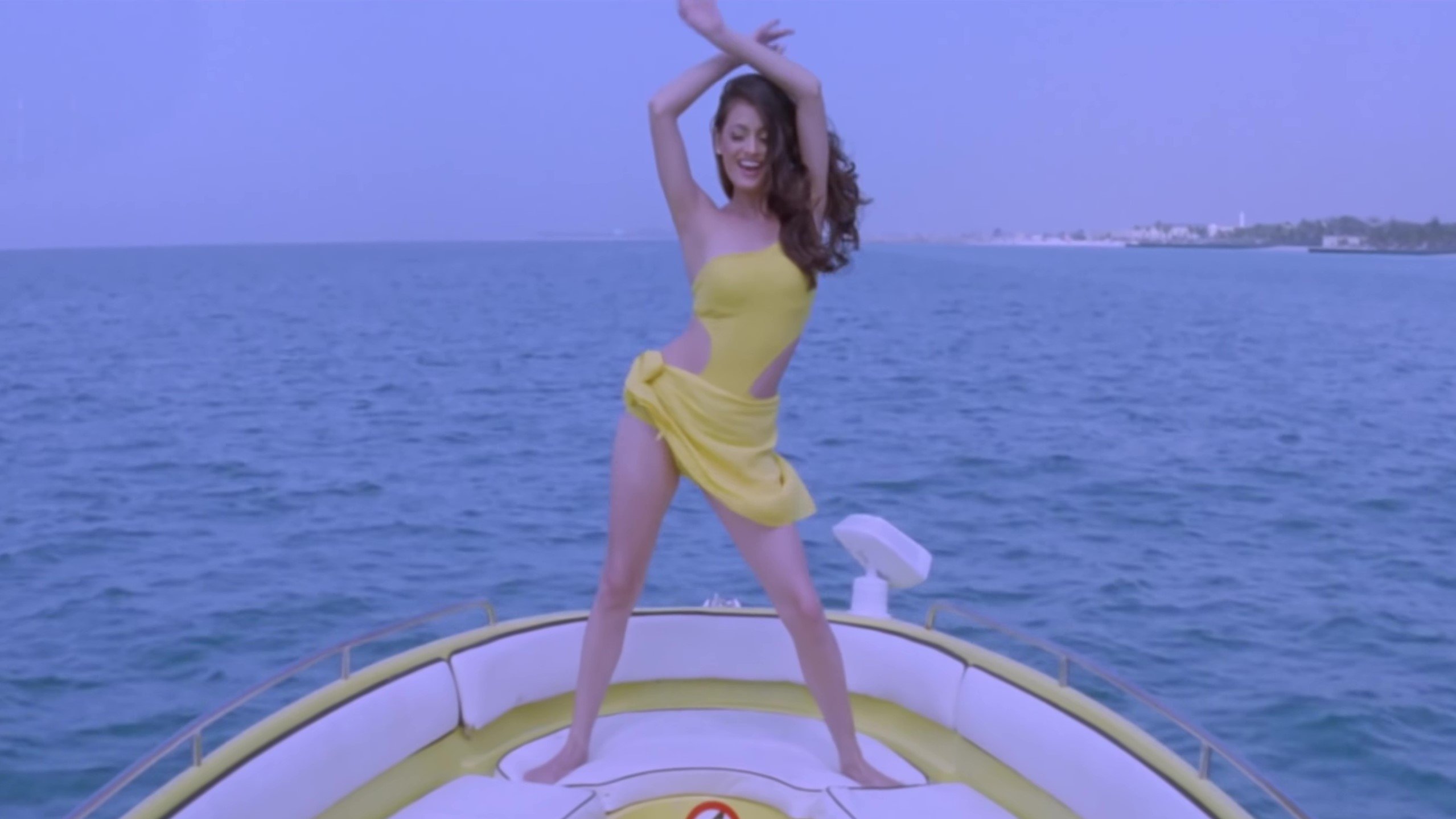 Koi Mere Dil Mein Hai Background