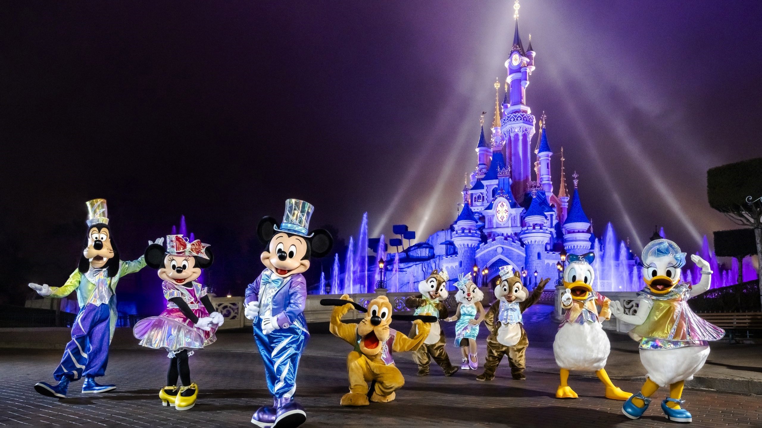 Behind the scenes of the biggest Disneyland Paris shows! Background