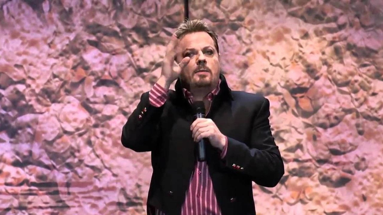 Eddie Izzard: Live at Madison Square Garden Background