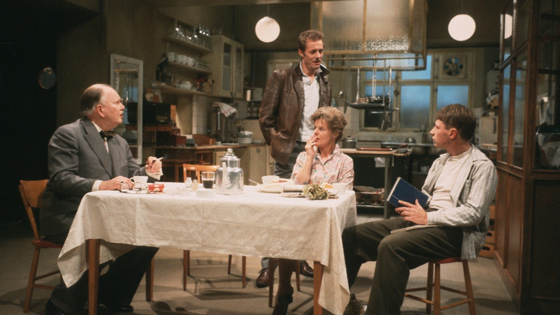 Natten är dagens mor Background