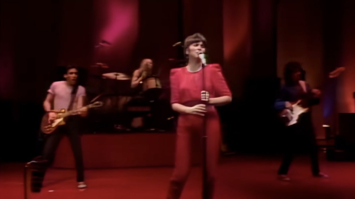 Linda Ronstadt in Concert Background