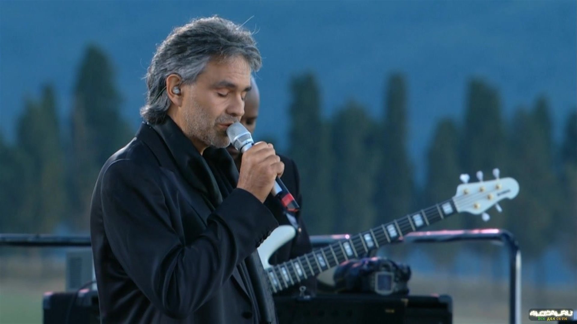 Andrea Bocelli - Vivere Live in Tuscany Background