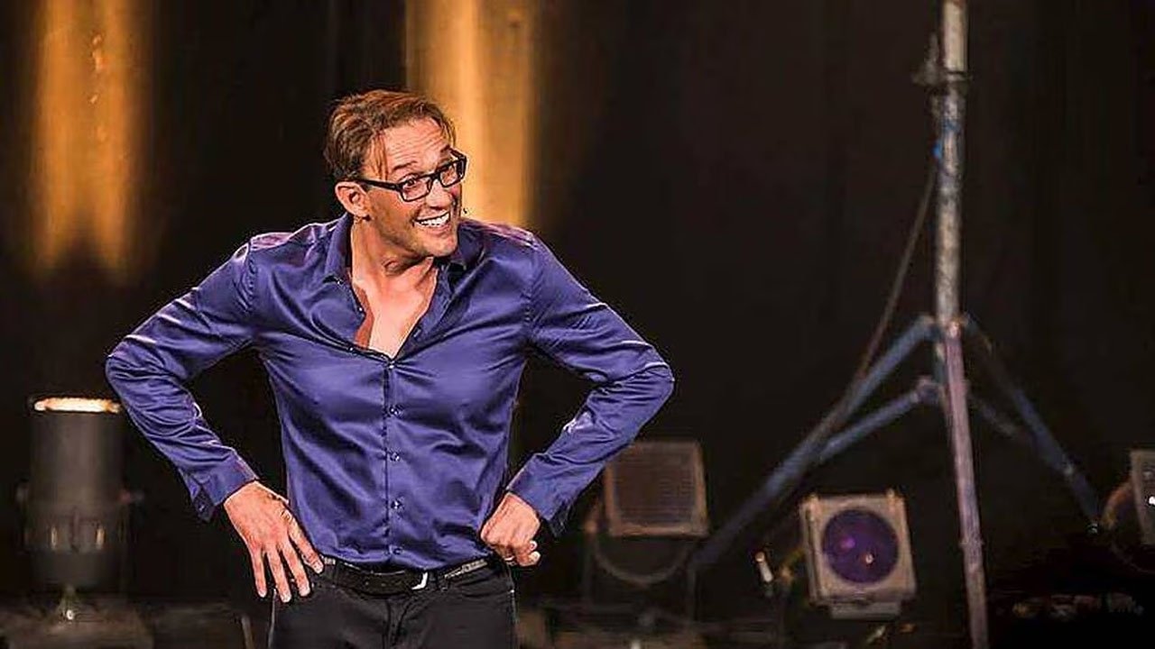 Julien Courbet fait son show au camping ! Background