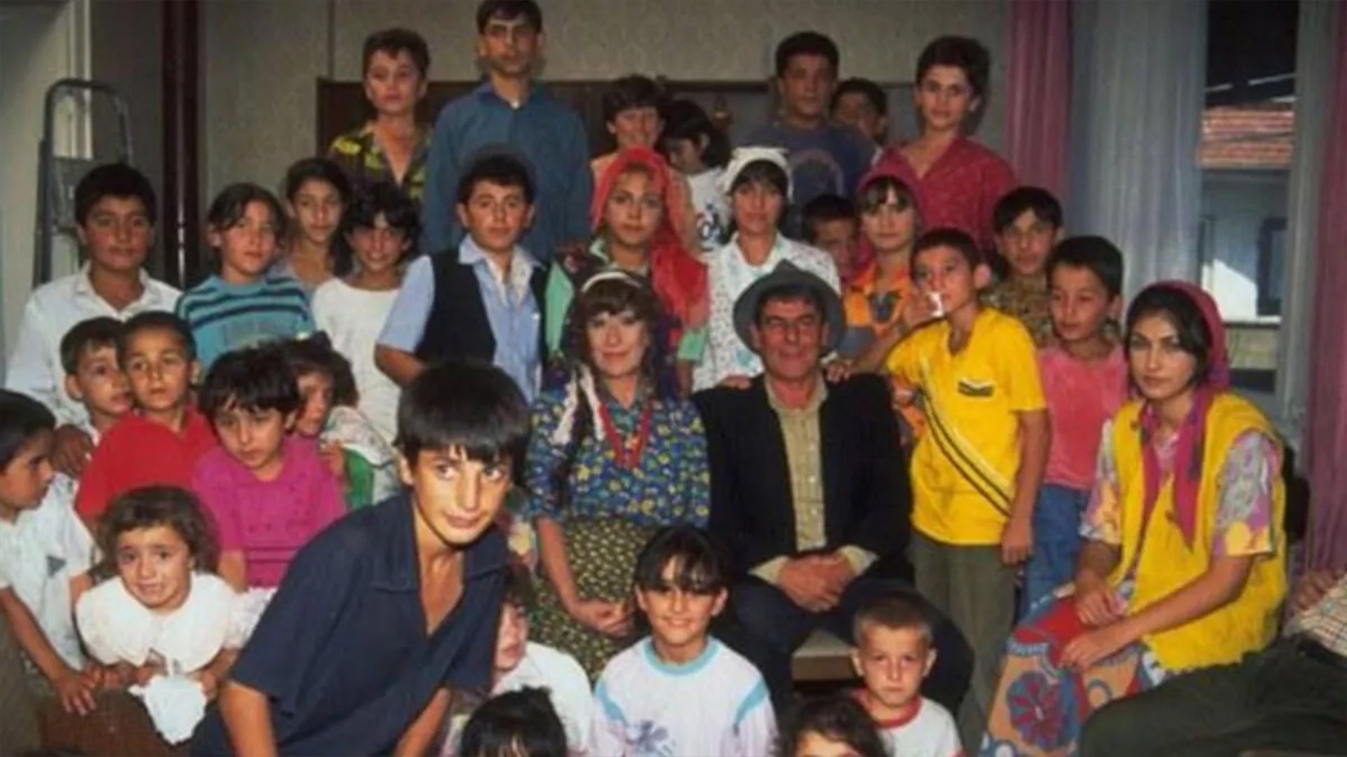 Kaygısızlar Background