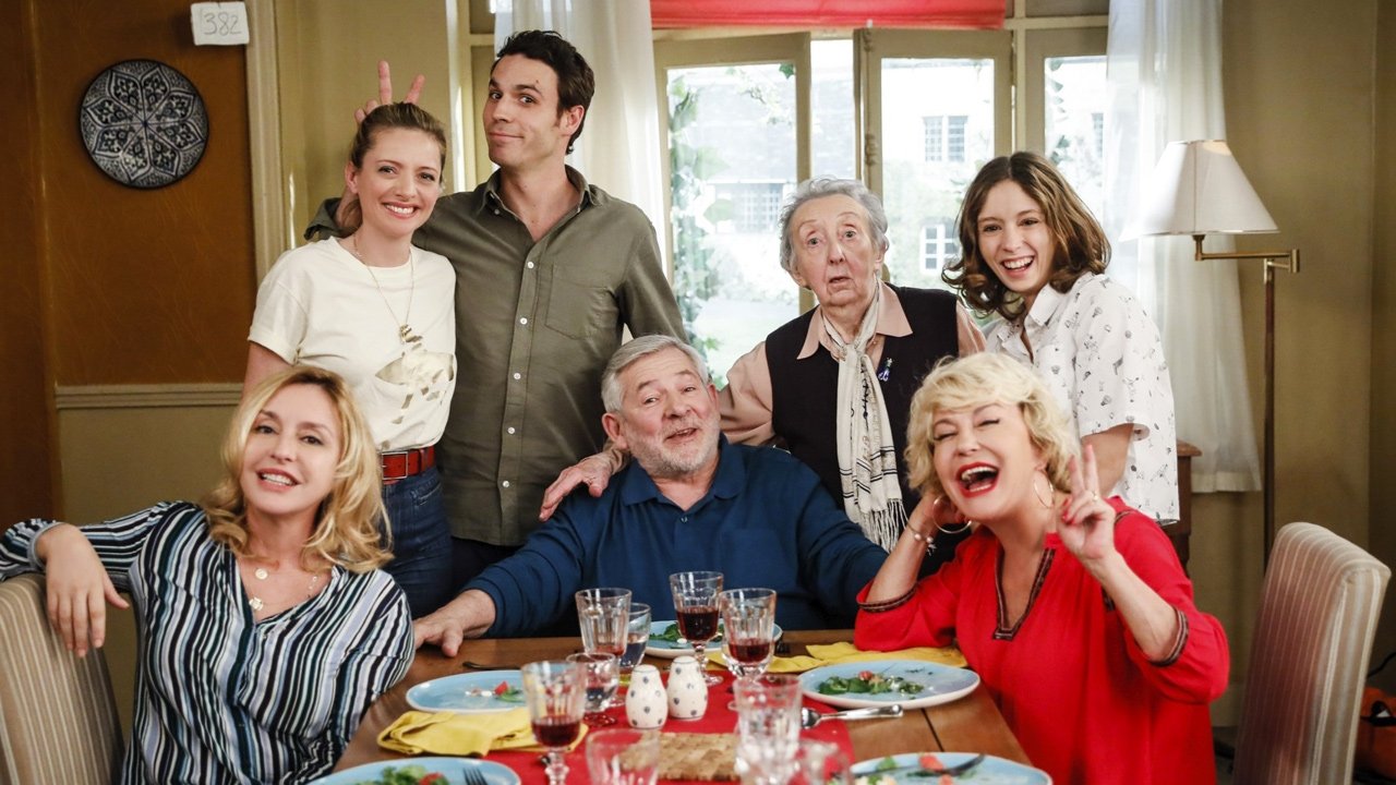 En Famille Background