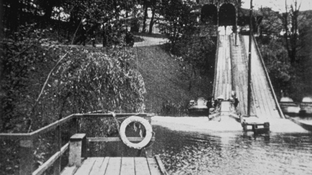 Water toboggan (Montagnes russes sur l'eau) Background