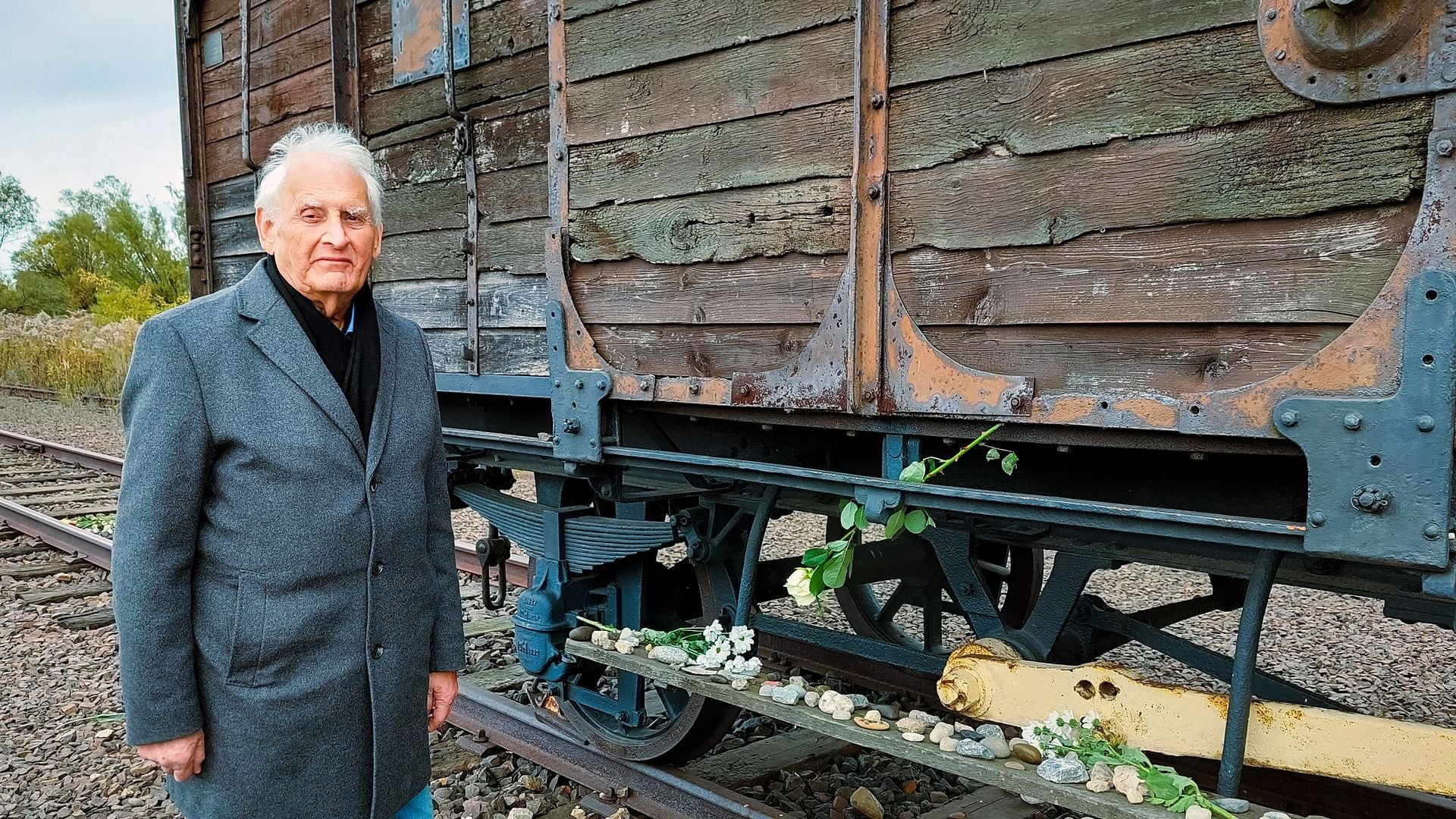 Verfolgt - Das Maskottchen von Auschwitz Background