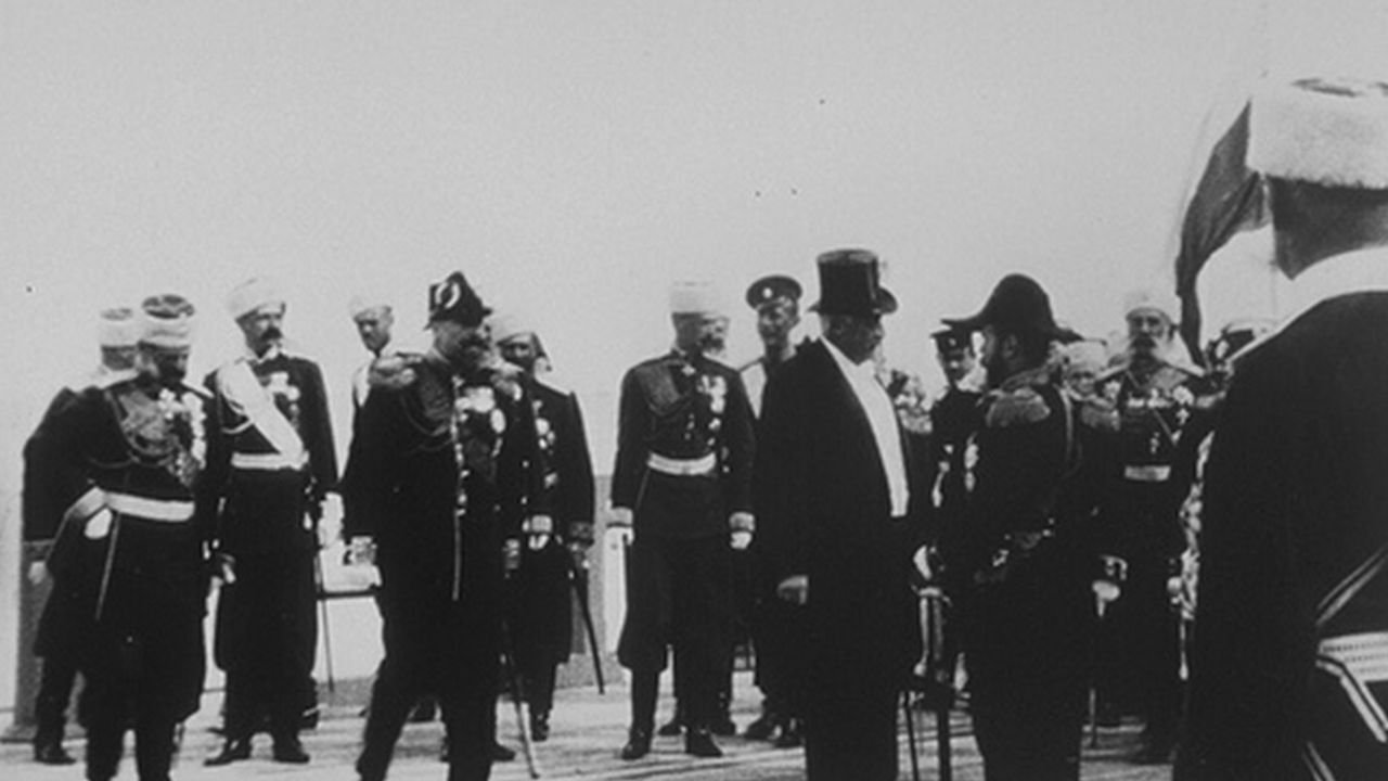 Arrivée de M. le président et du tsar à Peterhof Background