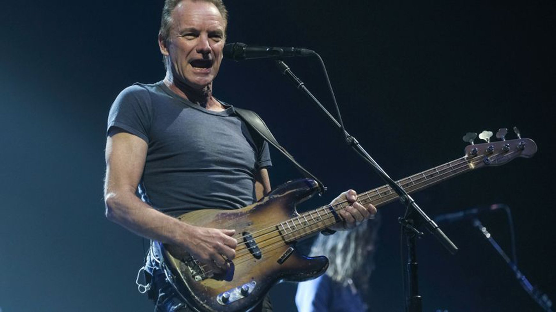 Sting: Live at the Olympia Paris Background