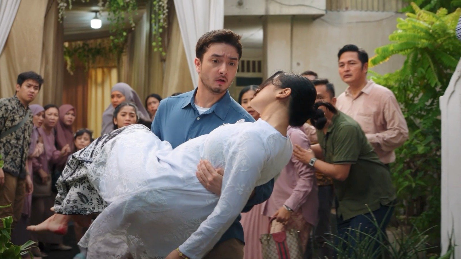 Pantaskah Aku Berhijab Background