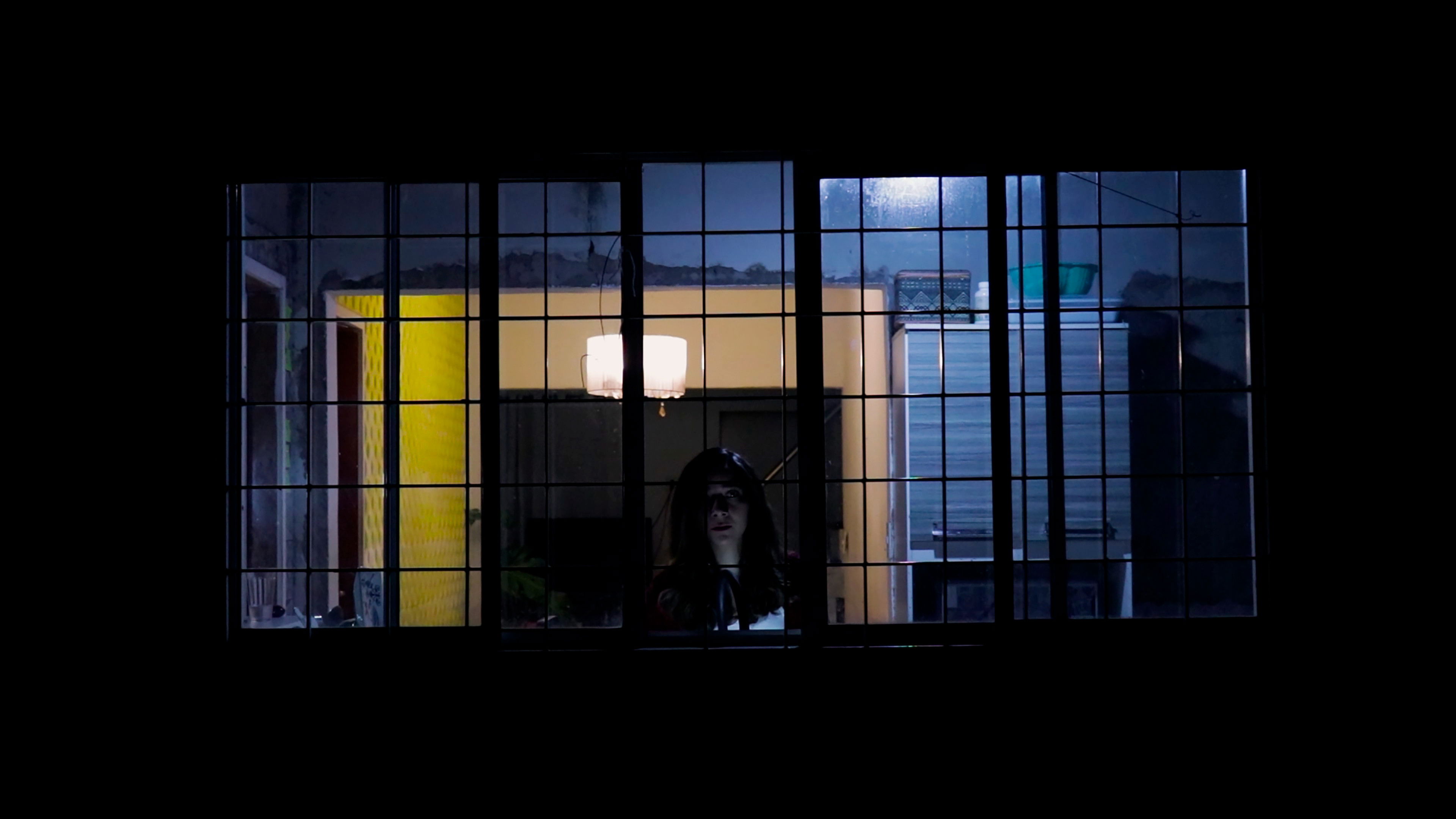 Vestido Branco com Listras Vermelhas Background