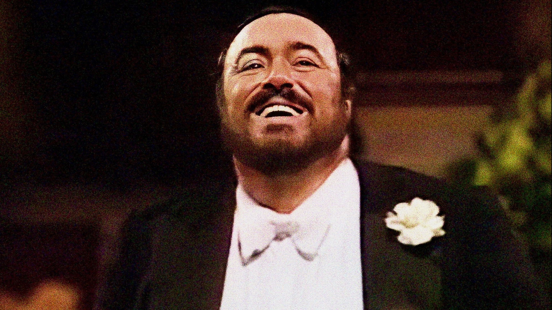 The Essential Pavarotti Background