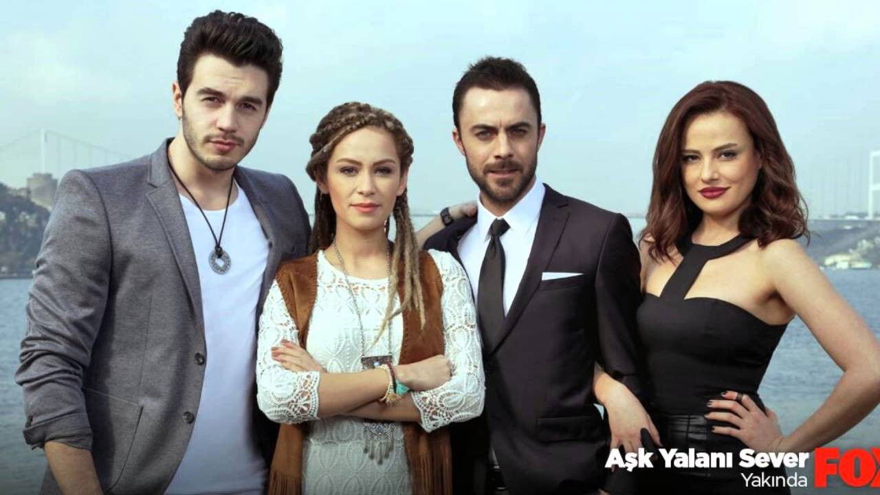 Aşk Yalanı Sever Background