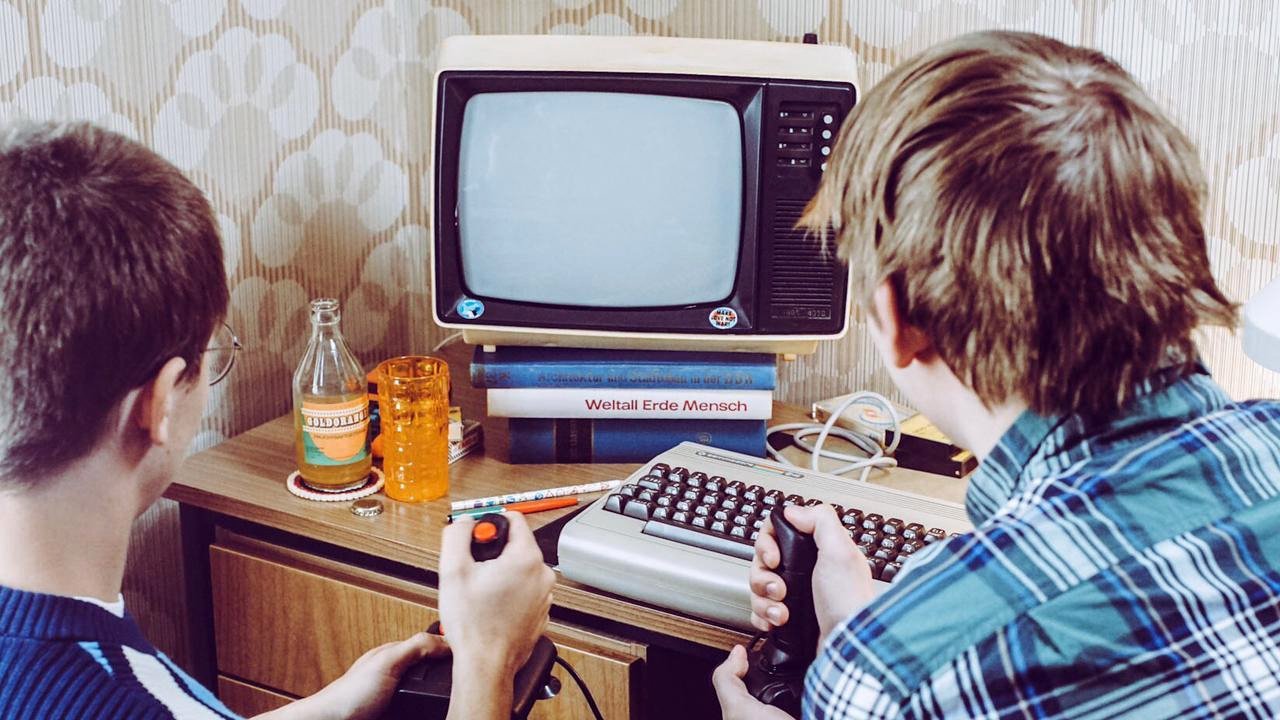 Auferstanden aus Platinen - Die Heimcomputerszene in der DDR Background
